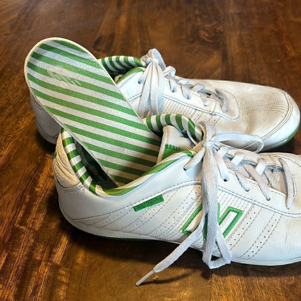 New Balance women’s retro white/green 474 indoor training shoe size 9.5